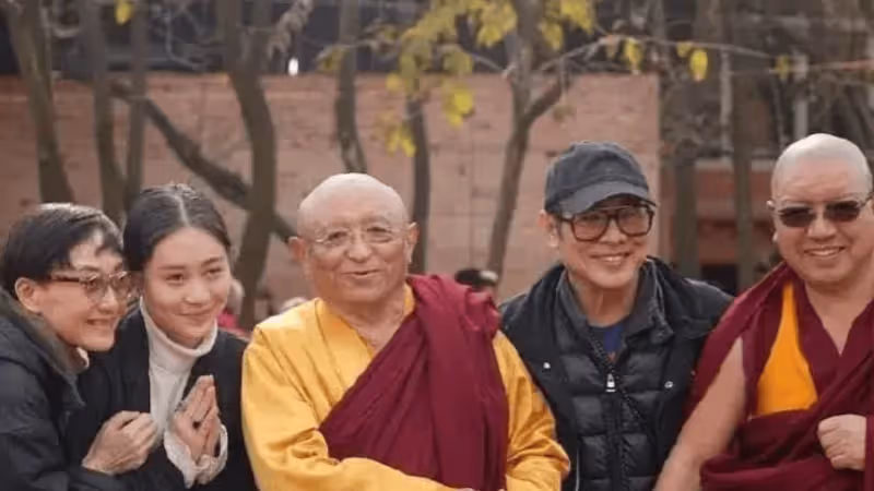 李連杰曬和利智的合照,對鏡微笑秀恩愛,夫妻倆皮膚蠟黃都老了