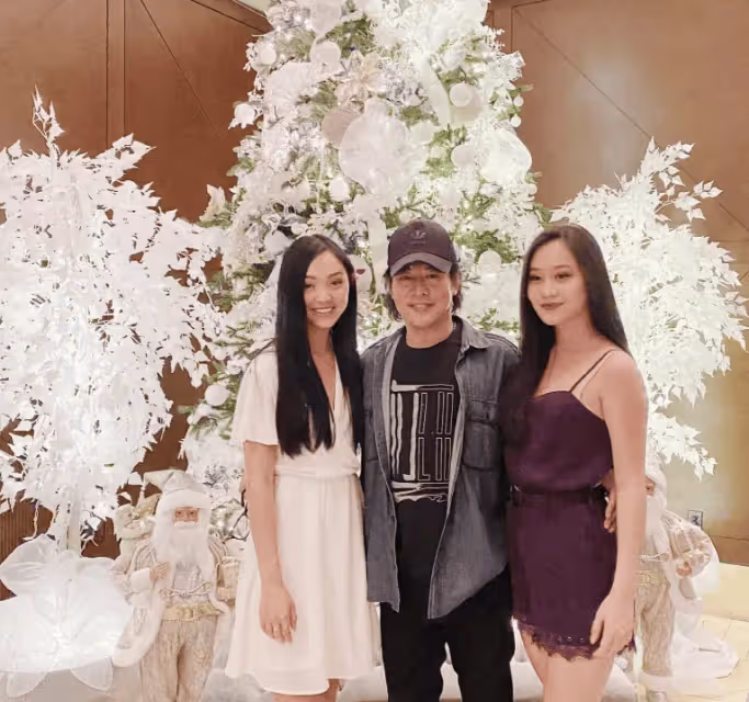 李連杰曬和利智的合照,對鏡微笑秀恩愛,夫妻倆皮膚蠟黃都老了