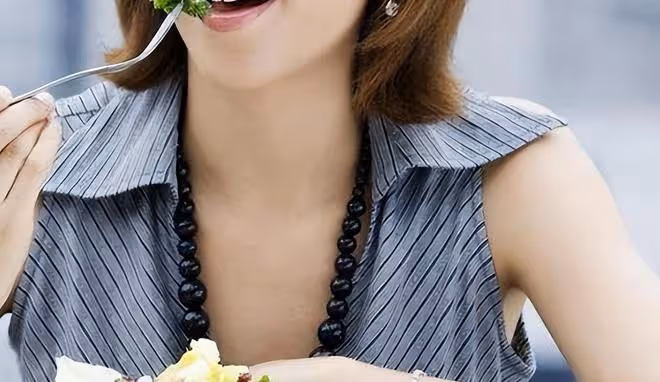 飯量大和飯量小的人哪個更長壽?平時少吃這2種飯,小心加速衰老