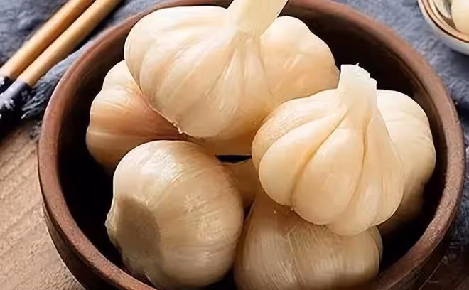 腌糖醋蒜時,蒜萬不可直接放到醋中泡!多加1步,放1年也不會壞!