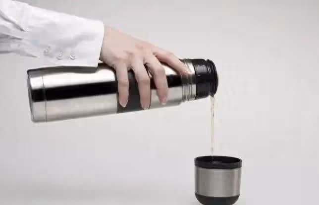 用這種杯子喝水，泡出重金屬！用錯水杯等於喝「毒」！