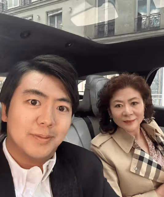 郎朗曬與媽媽合照慶母親節,母子倆長得好像,70歲媽媽漂亮有氣質