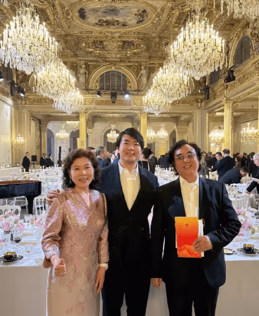 郎朗曬與媽媽合照慶母親節,母子倆長得好像,70歲媽媽漂亮有氣質