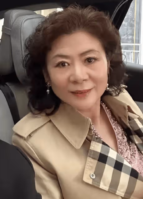 郎朗曬與媽媽合照慶母親節,母子倆長得好像,70歲媽媽漂亮有氣質