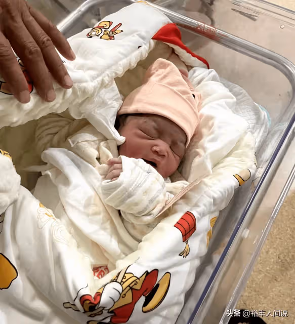 網紅rose官宣二胎誕下女兒!重6.9斤皮膚白,非洲嫁中國兒女雙全