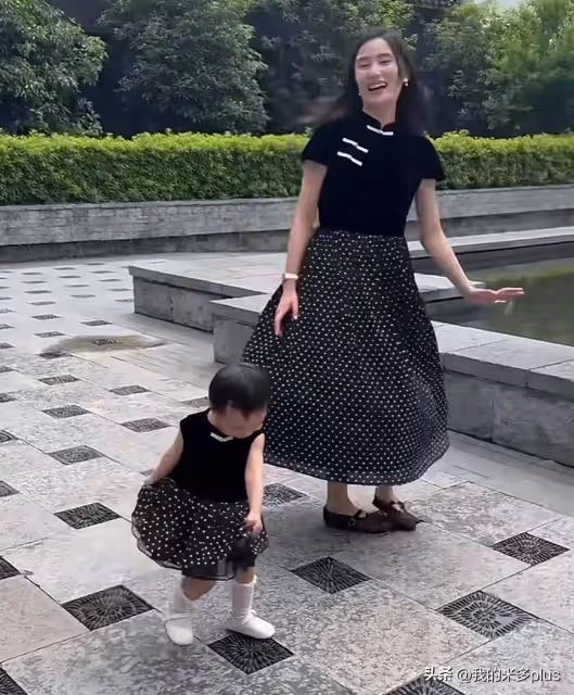 海哈金喜曬祖孫三代過節照,李亞鵬岳母出鏡,塗口紅染黃髮很時尚
