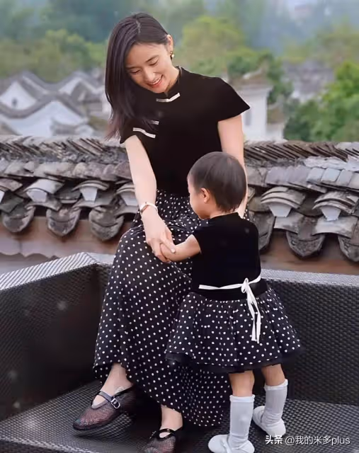 海哈金喜曬祖孫三代過節照,李亞鵬岳母出鏡,塗口紅染黃髮很時尚