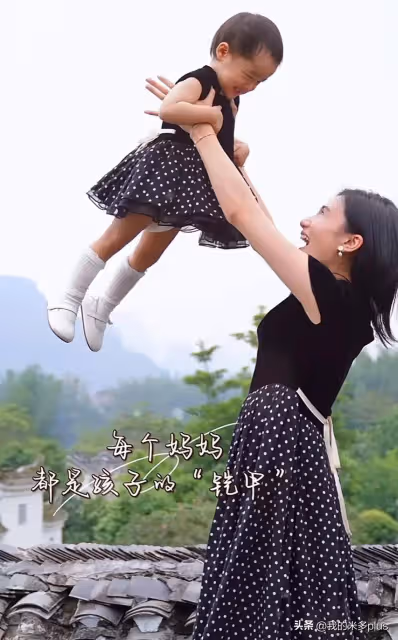 海哈金喜曬祖孫三代過節照,李亞鵬岳母出鏡,塗口紅染黃髮很時尚