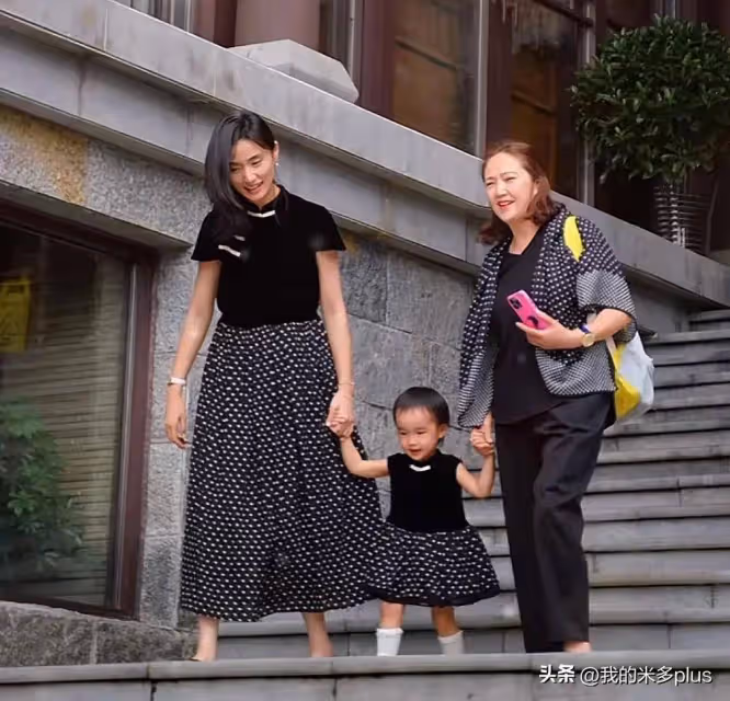 海哈金喜曬祖孫三代過節照,李亞鵬岳母出鏡,塗口紅染黃髮很時尚