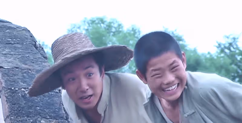 31歲的嘎子和28歲的英子重逢,一個健碩有型,一個女大十八變