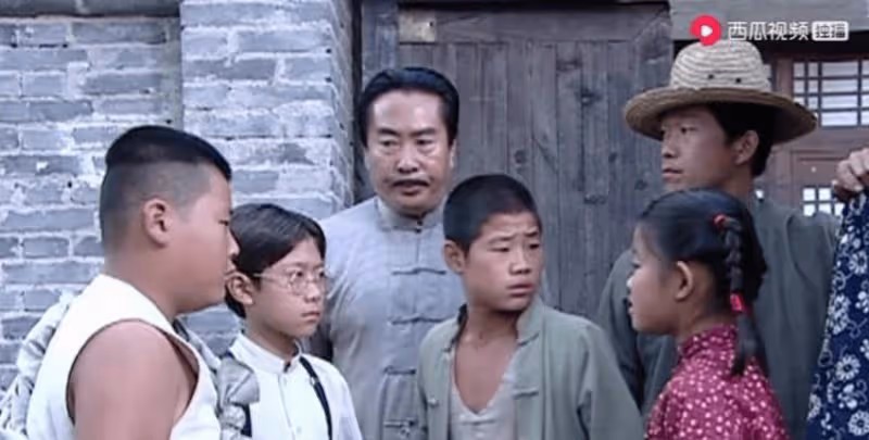 31歲的嘎子和28歲的英子重逢,一個健碩有型,一個女大十八變