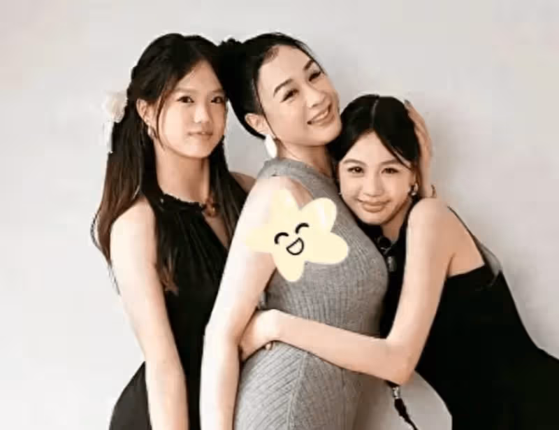 鍾麗緹母女拍雜誌,倆女兒都比媽媽高,15歲張思捷顏值反超考拉