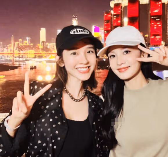 張若昀一家三口現身重慶:老婆身材火辣,4歲女兒笑起來像張若昀