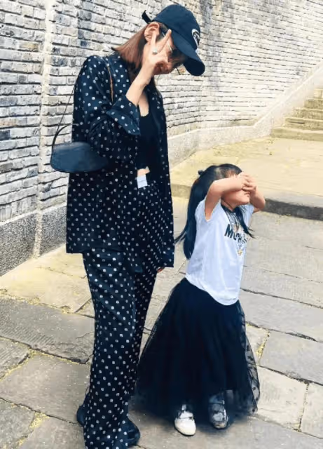 張若昀一家三口現身重慶:老婆身材火辣,4歲女兒笑起來像張若昀