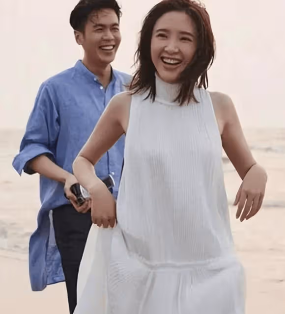 張若昀一家三口現身重慶:老婆身材火辣,4歲女兒笑起來像張若昀