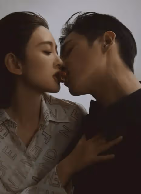 張若昀一家三口現身重慶:老婆身材火辣,4歲女兒笑起來像張若昀