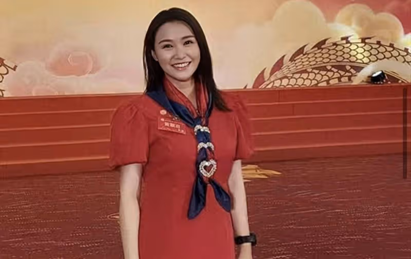 香港女星黃穎君轉行從政，月收入高達7萬，為還債多次參加選美