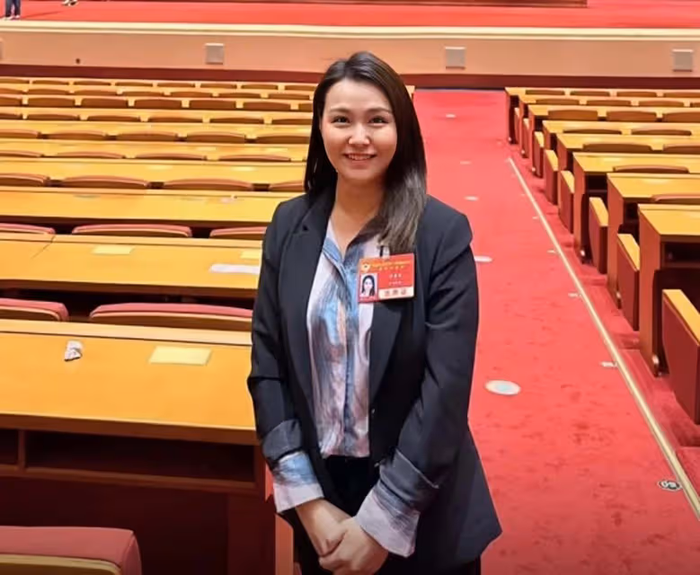 香港女星黃穎君轉行從政，月收入高達7萬，為還債多次參加選美
