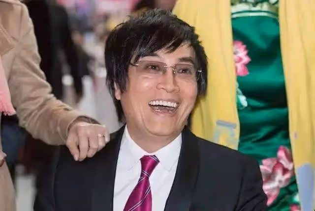至今還未結婚生子仍孤身一人！前亞視一哥發胖明顯，愛情破碎後父親離世