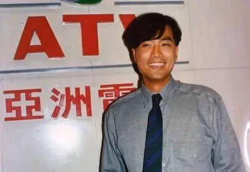 至今還未結婚生子仍孤身一人！前亞視一哥發胖明顯，愛情破碎後父親離世