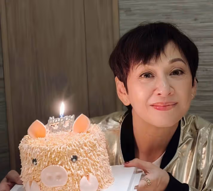 恭喜!周潤發前妻余安安宣布再度當外婆,大女兒二胎平安生子