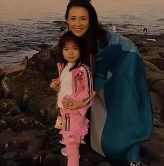 章子怡離婚7個月後,帶女兒遊山玩水,被汪峰拋棄後過得很不容易