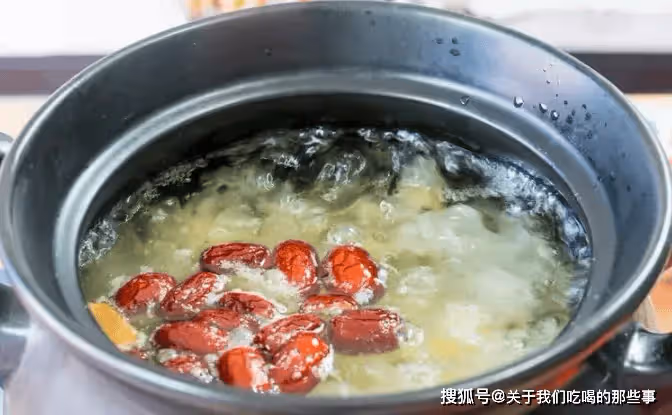 燉銀耳湯,切記不要直接下鍋燉!牢記4點,20分鐘出膠,湯更粘稠
