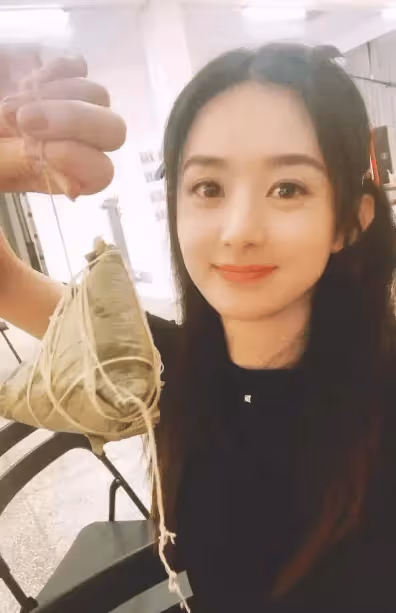 36歲趙麗穎曬出「家居生活」：一人獨居，無拘無束，治癒了很多人