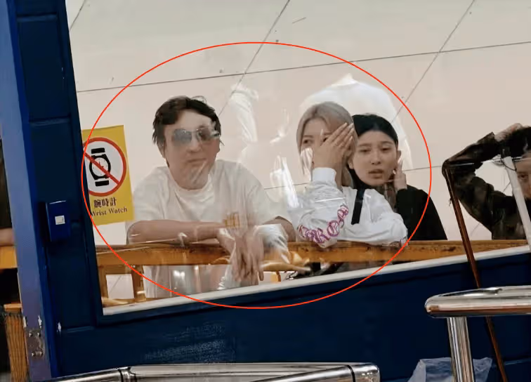 王思聰在日本顯落寞！獨自呆坐低頭玩手機，沒有任何女伴跟隨左右