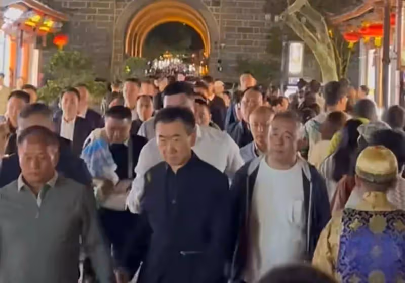 王思聰在日本顯落寞!獨自呆坐低頭玩手機,沒有任何女伴跟隨左右