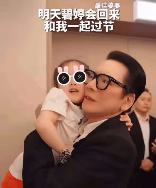 郭碧婷陪向太過母親節,二胎兒子白胖喜人,向華強抱著孫女好有愛