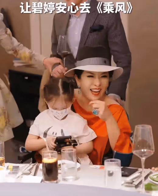 郭碧婷陪向太過母親節,二胎兒子白胖喜人,向華強抱著孫女好有愛