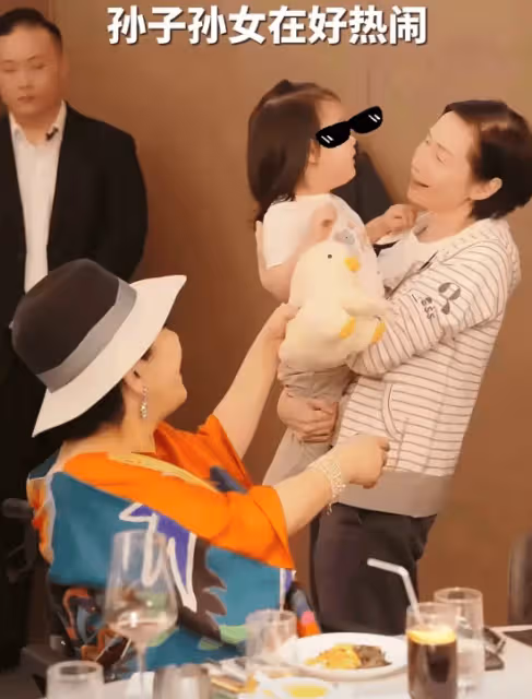 郭碧婷陪向太過母親節,二胎兒子白胖喜人,向華強抱著孫女好有愛