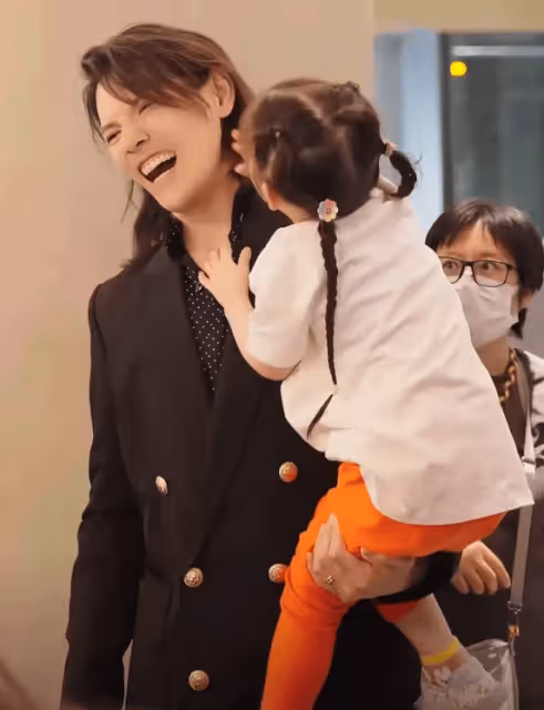 郭碧婷陪向太過母親節,二胎兒子白胖喜人,向華強抱著孫女好有愛
