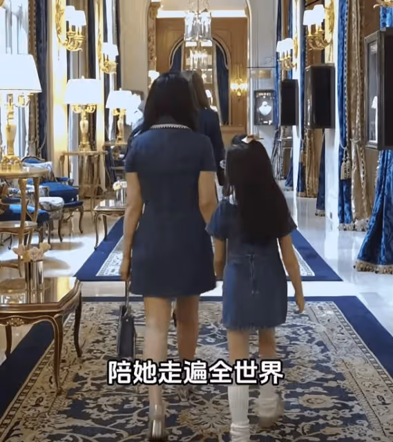 伊能靜帶女兒度假,7歲小米粒和媽媽穿母女裝,瘦高個氣質很淑女