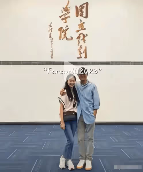 文章大女兒母親節曬照,母女仨都是瘦高美女,網友喊話文章羨慕嗎