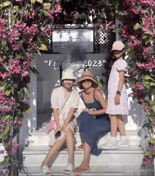文章大女兒母親節曬照,母女仨都是瘦高美女,網友喊話文章羨慕嗎