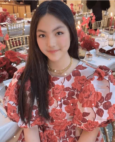 郭晶晶母親節曬照,兩個女兒為媽媽畫賀卡,7歲霍中怡會寫繁體字