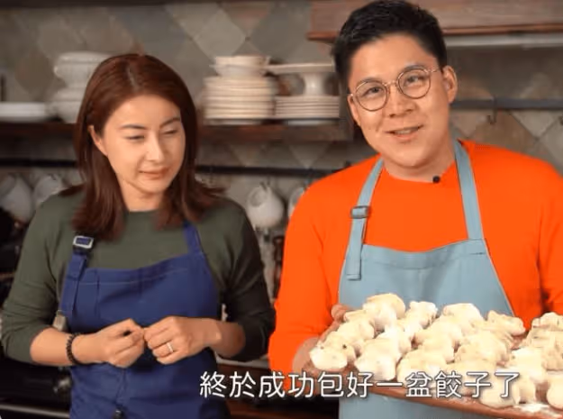 郭晶晶母親節曬照,兩個女兒為媽媽畫賀卡,7歲霍中怡會寫繁體字