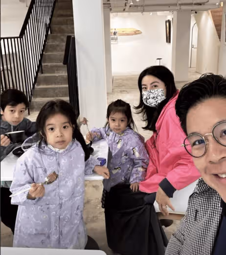 郭晶晶母親節曬照,兩個女兒為媽媽畫賀卡,7歲霍中怡會寫繁體字