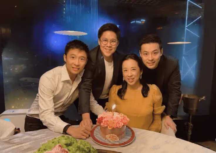 郭晶晶母親節曬照,兩個女兒為媽媽畫賀卡,7歲霍中怡會寫繁體字