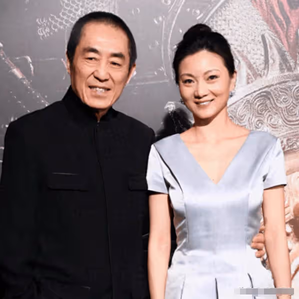 74歲張藝謀家族合照!幸福密碼何在?大女兒和洋女婿站C位,背後故事耐人尋味
