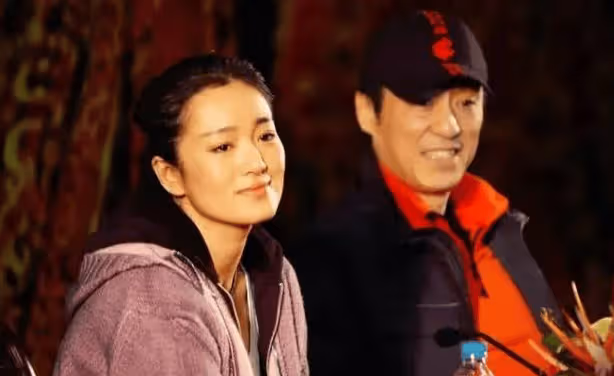 74歲張藝謀家族合照!幸福密碼何在?大女兒和洋女婿站C位,背後故事耐人尋味