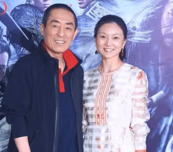74歲張藝謀家族合照!幸福密碼何在?大女兒和洋女婿站C位,背後故事耐人尋味