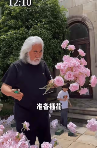 74歲張藝謀家族合照!幸福密碼何在?大女兒和洋女婿站C位,背後故事耐人尋味