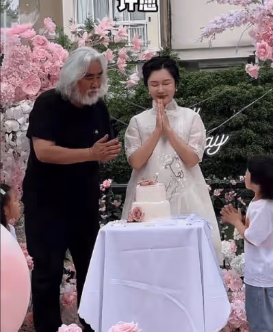 74歲張藝謀家族合照!幸福密碼何在?大女兒和洋女婿站C位,背後故事耐人尋味