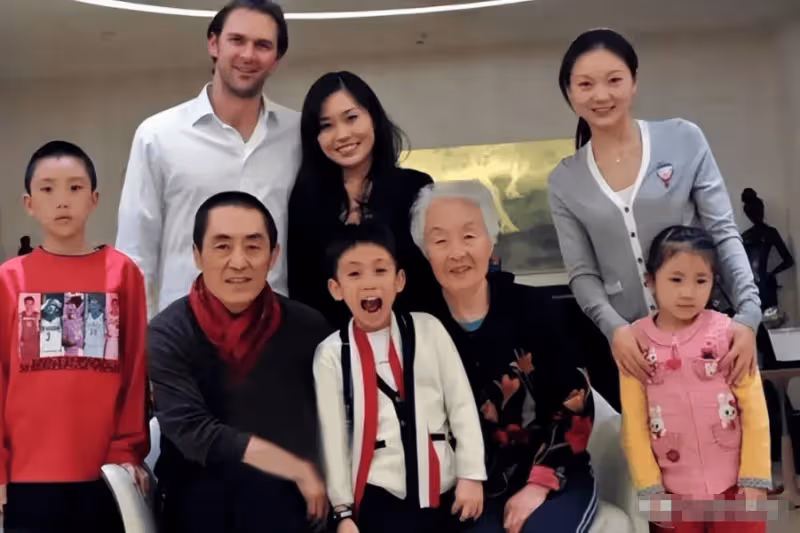 74歲張藝謀家族合照!幸福密碼何在?大女兒和洋女婿站C位,背後故事耐人尋味