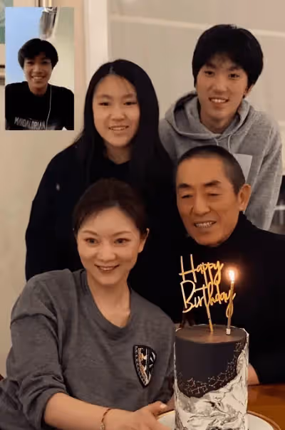 74歲張藝謀家族合照!幸福密碼何在?大女兒和洋女婿站C位,背後故事耐人尋味