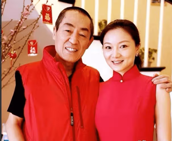 74歲張藝謀家族合照!幸福密碼何在?大女兒和洋女婿站C位,背後故事耐人尋味