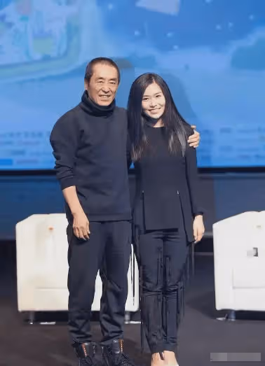 74歲張藝謀家族合照!幸福密碼何在?大女兒和洋女婿站C位,背後故事耐人尋味
